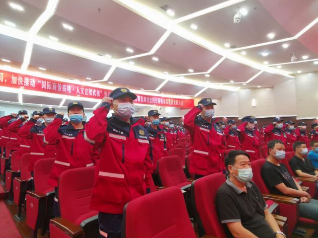 “尖刀”出鞘 护航应急 成都市武侯区应急局为辖区应急救援尖刀分队授旗
